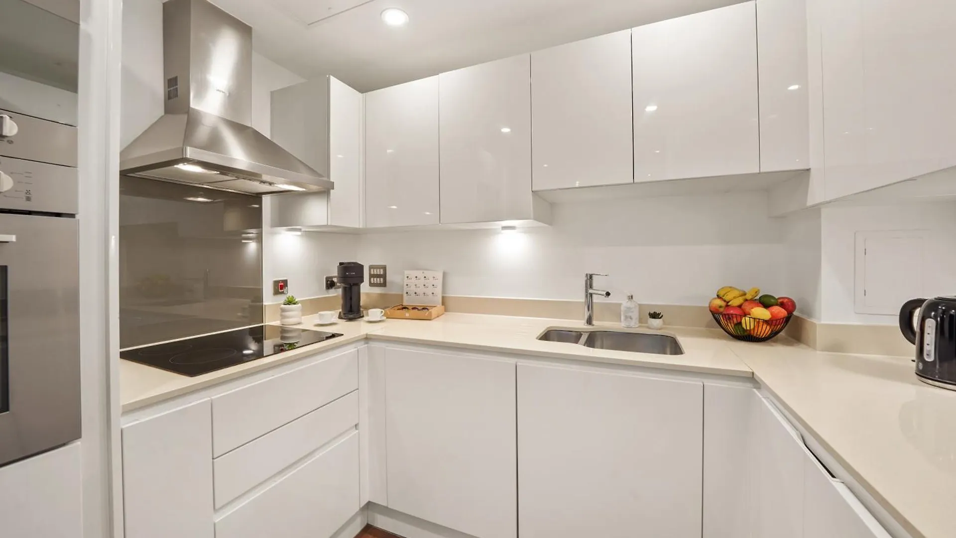 Luxury 1 Bed Flat, Minutes From Canary Wharf And South Quay Station London Apartment