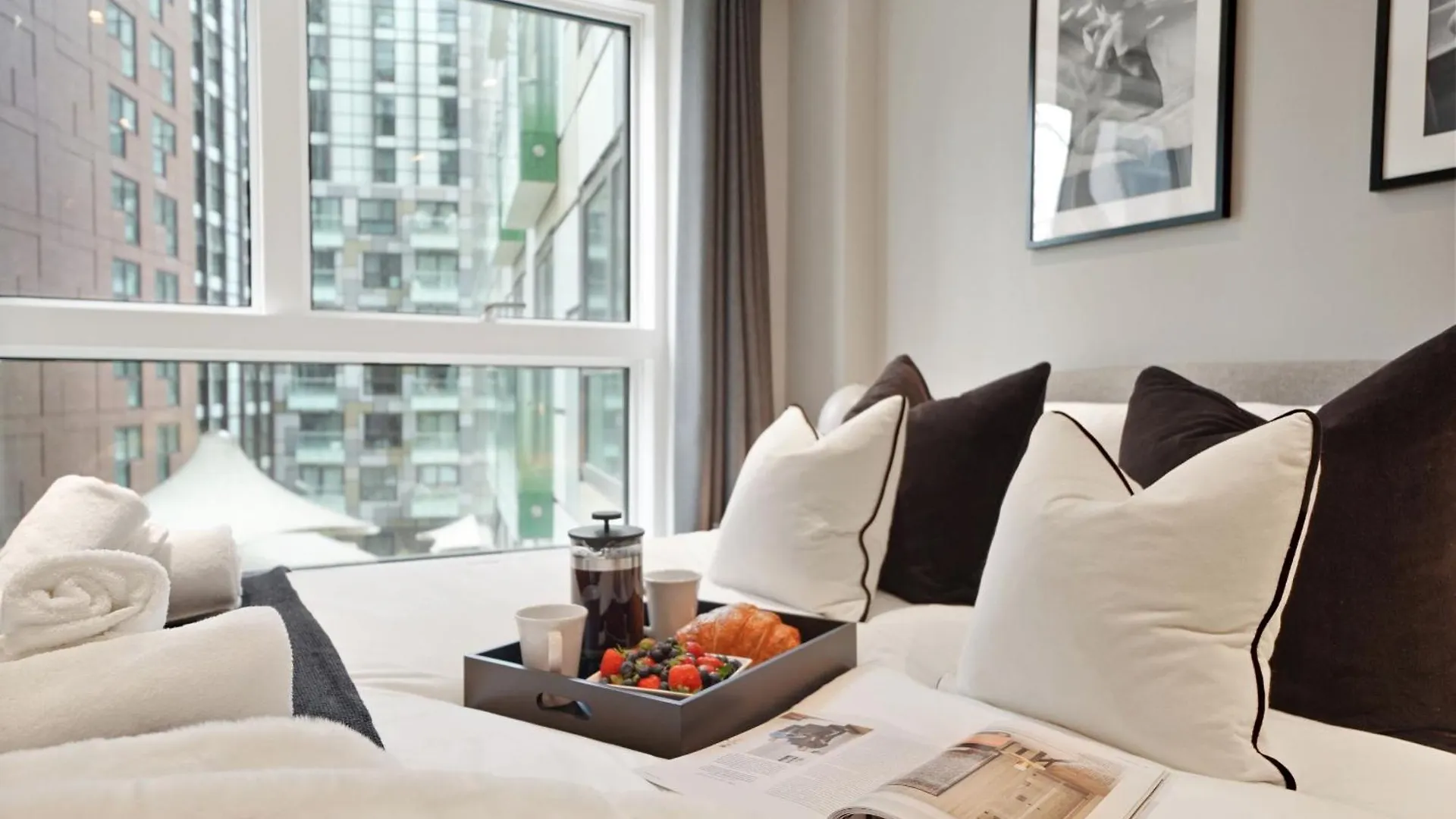Luxury 1 Bed Flat, Minutes From Canary Wharf And South Quay Station London