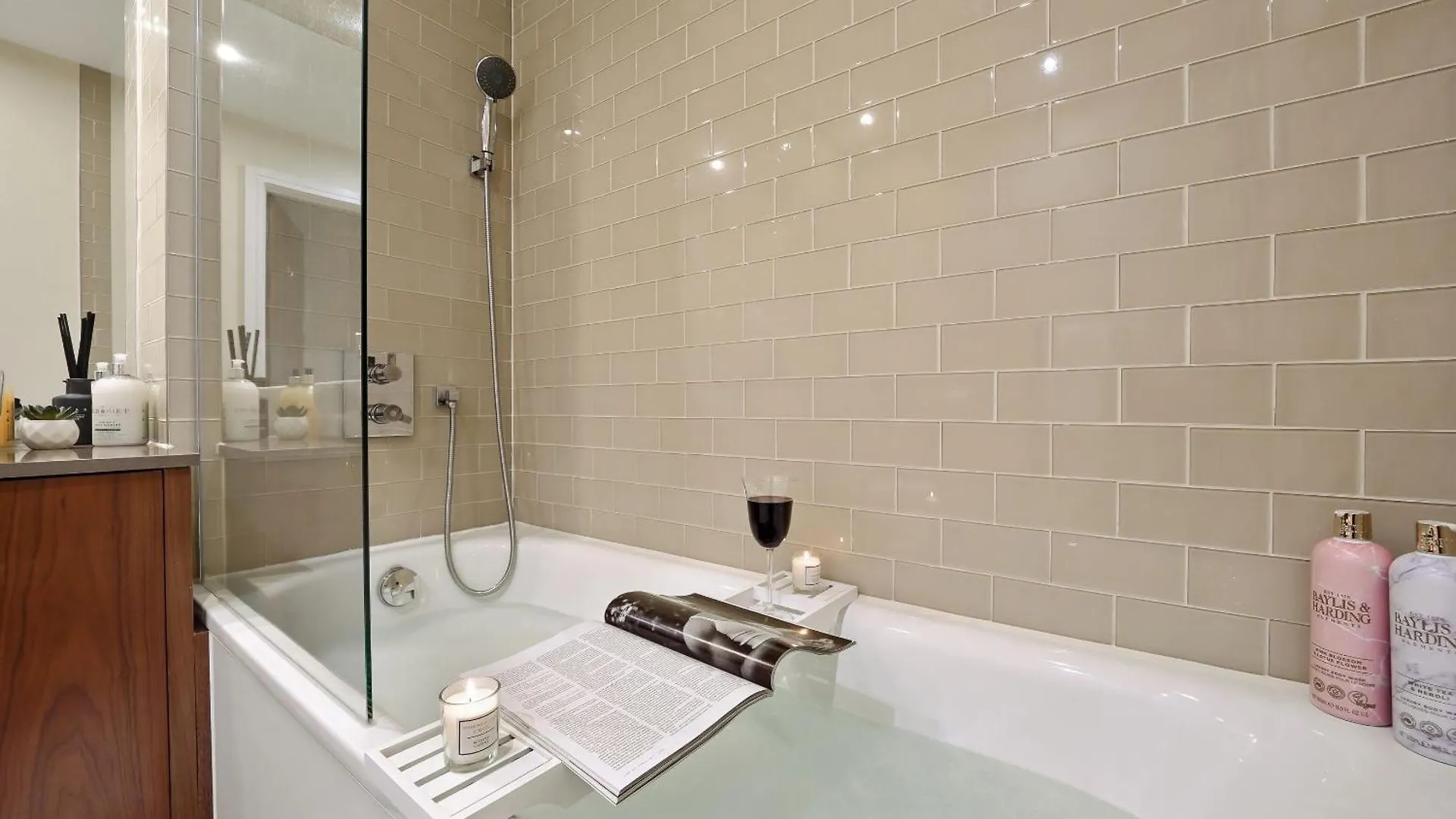 Apartment Luxury 1 Bed Flat, Minutes From Canary Wharf And South Quay Station London