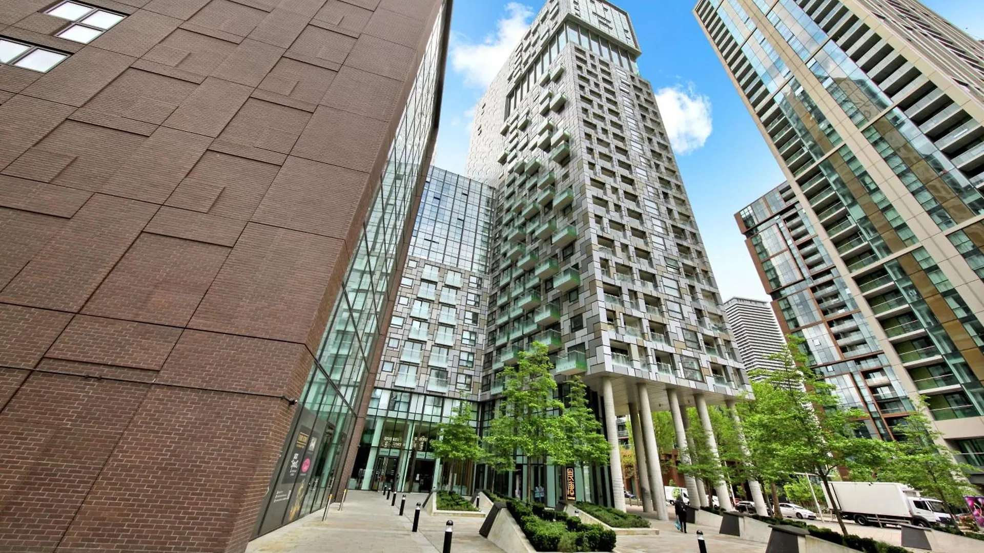 Apartment Luxury 1 Bed Flat, Minutes From Canary Wharf And South Quay Station London